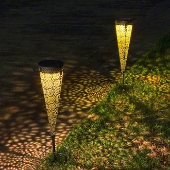 2 Adet Bahçe güneş enerjisi demir sanat zemin ışıkları açık havada Çim Avlu Parkı su geçirmez Üçgen Noel Festivali Dekor lambaları