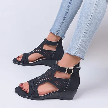 2023 Yeni Moda Roma Toka Kama Sandalet Kadın Artı Boyutu İçi Boş Bayan Kapalı Ayak Bileği Düz Sandalet Yaz Kadın Ayakkabı