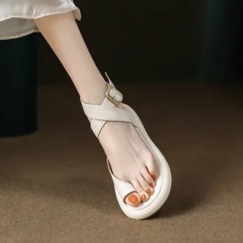 Yaz kadın Delikli Kalın Taban Sandalet Basit Deri Düz Taban Ayakkabı Çıplak Çapraz Toka Ayak kadın Rahat Sandalet